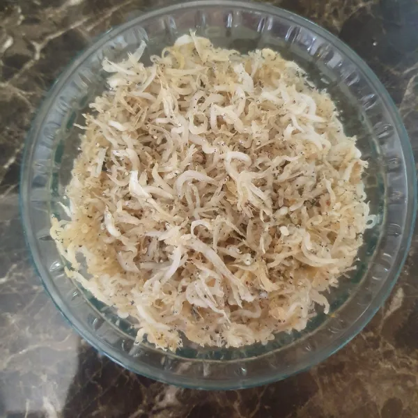 Goreng teri, jangan terlalu coklat. Sisihkan. Goreng juga kacang tanah. Sisihkan.