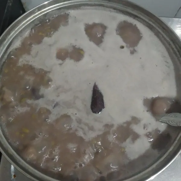 Tambahkan santan, gula pasir, gula aren, sejumput garam, dan daun pandan. Aduk rata