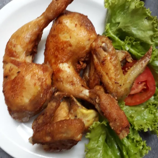 Sajikan Ayam Goreng Bumbu Ungkep dengan sambal tomat