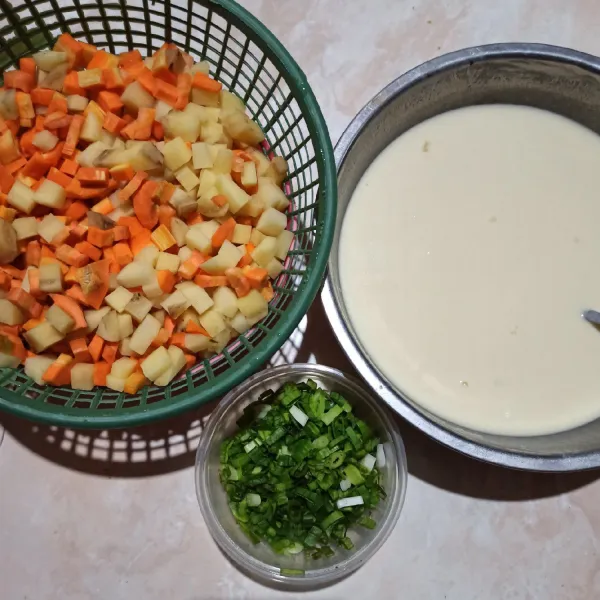 Siapkan kentang wortel dan daun bawang. Campur semua bahan kulit risol.