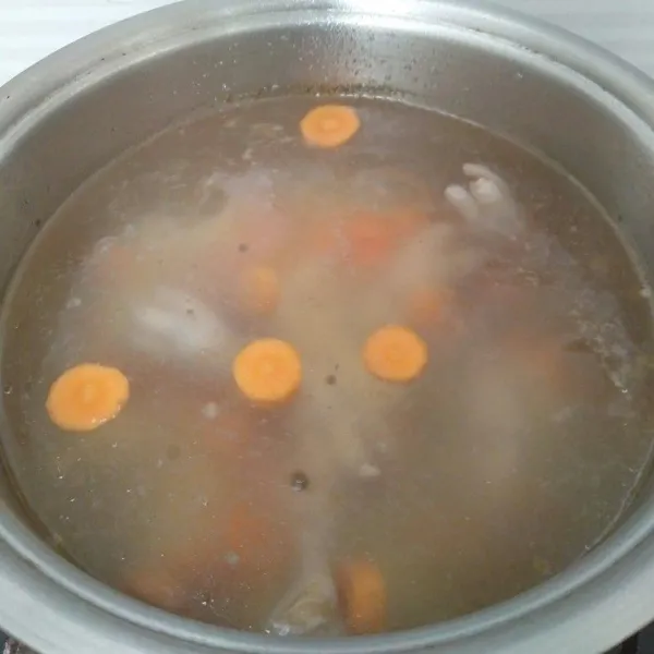 Masukkan kentang dan wortel, masak sampai wortel dan kentang lunak