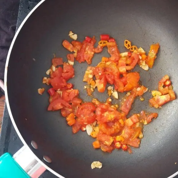 Tumis bawang merah hingga harum, kemudian masukkan tomat dan cabe.