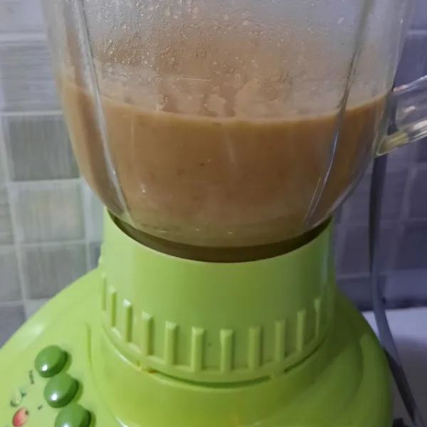 Blender kacang hijau hingga halus. Sisihkan.