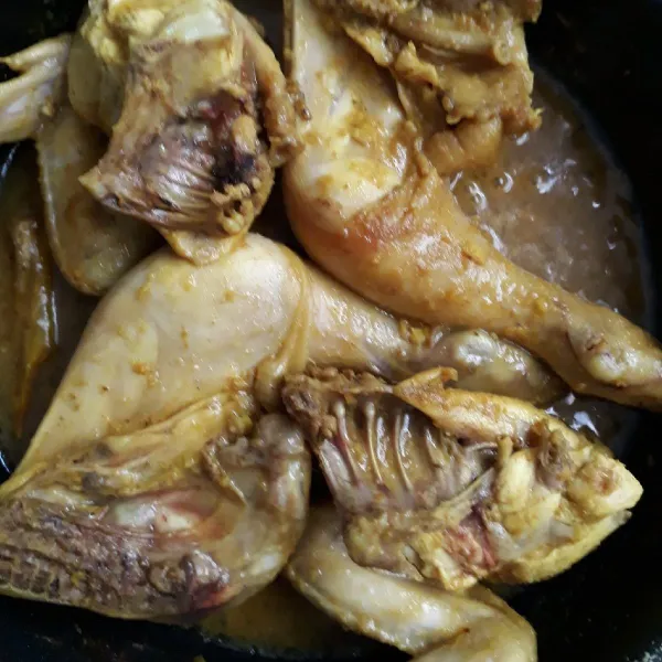 Tambahkan garam secukupnya sambil dibolak-balik supaya bumbu meresap.