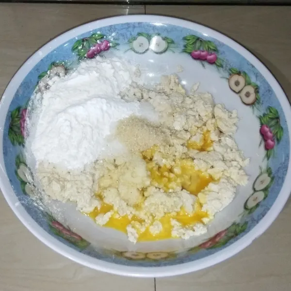 Dalam sebuah wadah, campur jadi satu bahan tahu bakso. Aduk hingga tercampur rata. Bentuk bulat sebesar bakso.
