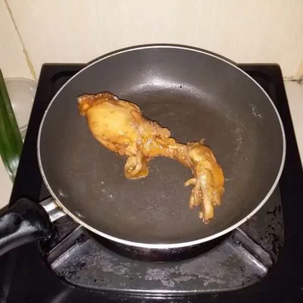 Olesi pan dengan margarin sedikit. Bakar paha ayam, bolak-balik agar matang merata. Oleskan sisa rebusan ayam. Setelah kedua sisi berwarna gosong. Angkat.