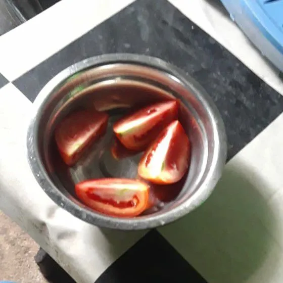 Cuci tomat, potong menjadi 4 bagian.