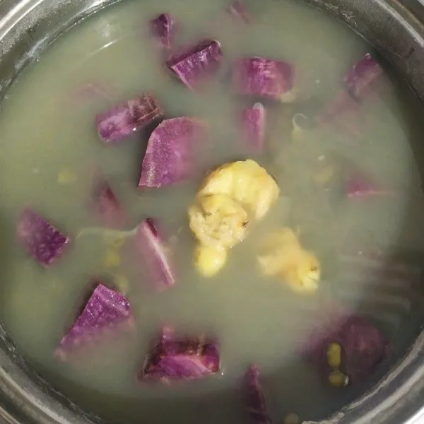 Lalu masukan ubi ungu dan jahe geprek, masak sampai ubi ungu lembut