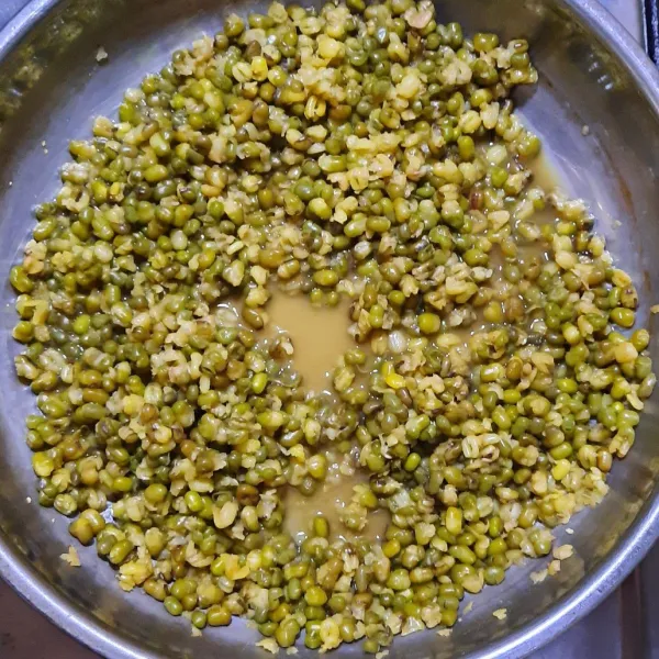 Rebus kacang hijau hingga lunak. Dinginkan.