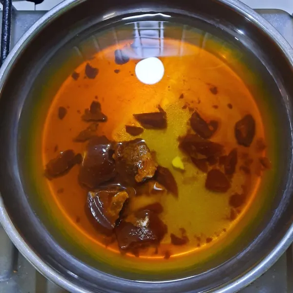 Didalam panci masak gula merah dan gula pasir hingga larut, lalu saring.