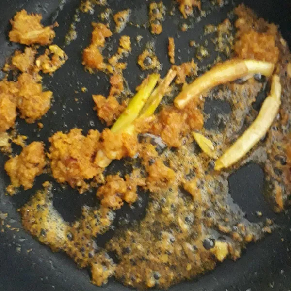 Tumis bumbu halus dan serai