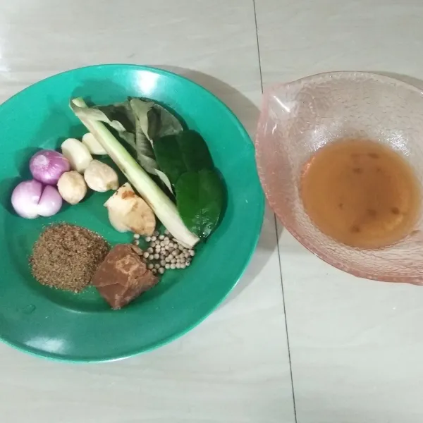 Untuk saus kecap: siapkan bahan, haluskan/ulek/blender bawang putih, bawang merah, kemiri, ketumbar, serai, daun jeruk, lengkuas, dan merica (saya blender dengan sedikit air).