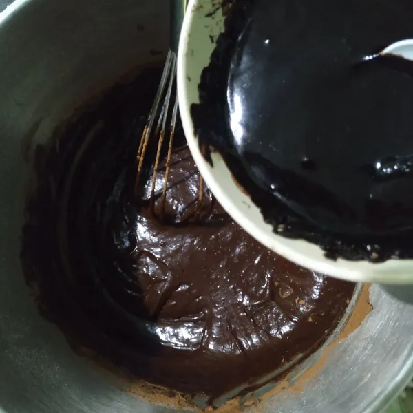 Beri cocoa powder dan lelehan dari dark cokelat aduk sampai rata.