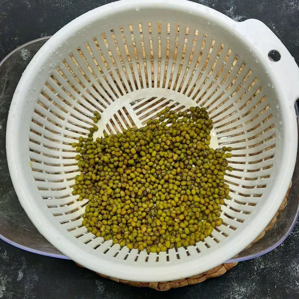 Cuci bersih kacang hijau.