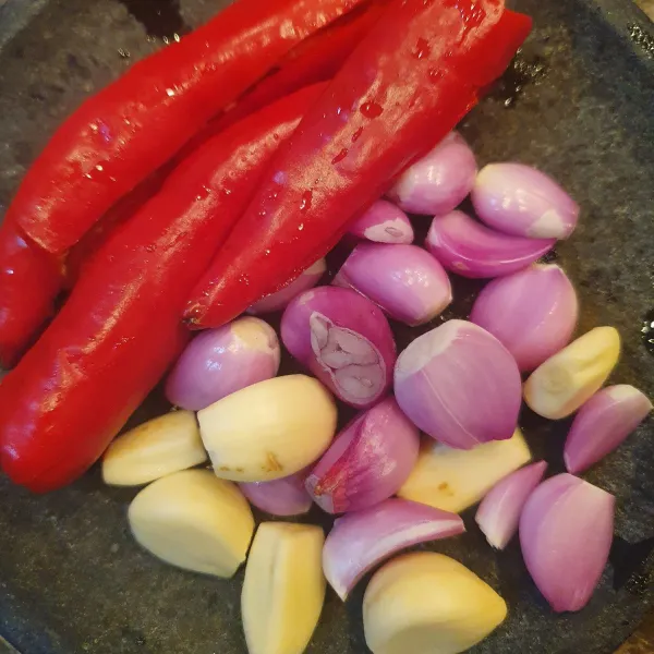 Siapkan bawang merah, bawang putih dan cabe, haluskan.
