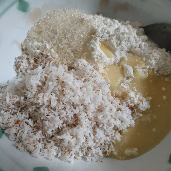Campur jadi satu terigu, kelapa parut, garam, gula pasir dan susu kental manis.