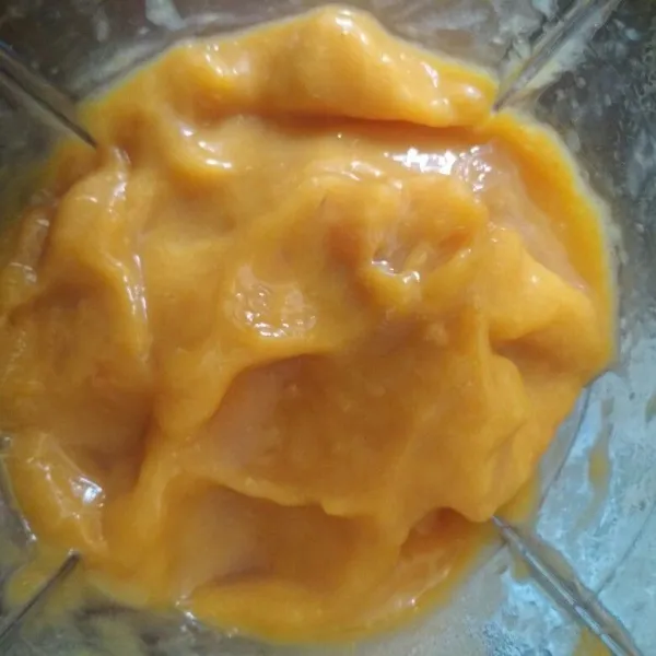 Tambahkan air blender hingga halus.