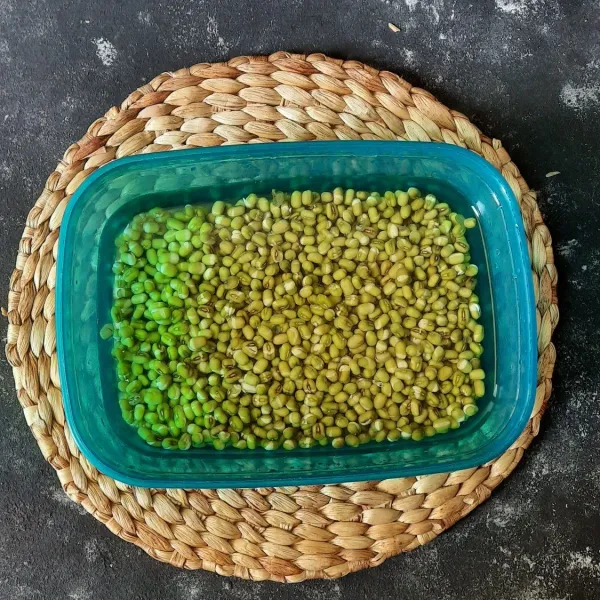 Rendam semalaman hingga kacang hijau pecah. Buang air rendaman dan bilas.