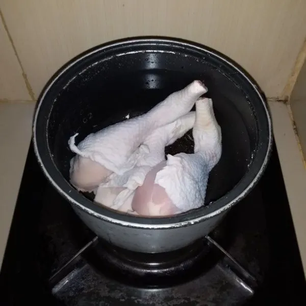 Cuci paha ayam hingga bersih. Kemudian rebus hingga matang. Angkat dan tiriskan