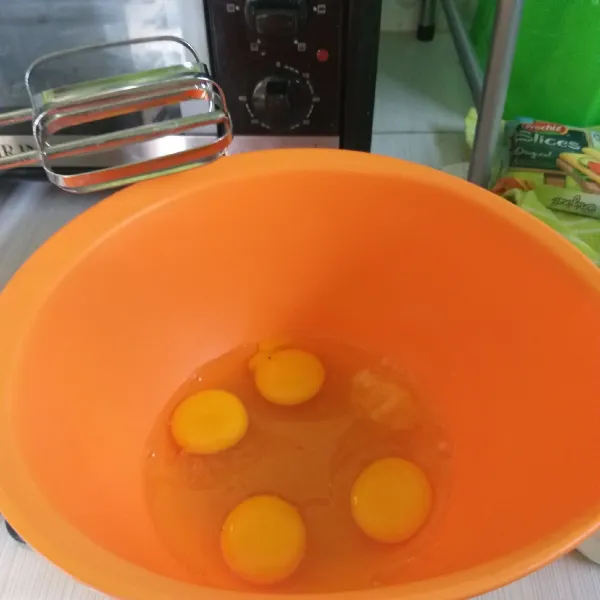 Dalam mangkok bersih, masuķkan telur, gula, dan emulsifier.