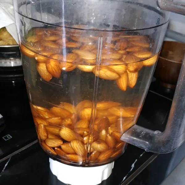 Campurkan air, kacang almond, dan kurma. Blender hingga halus.