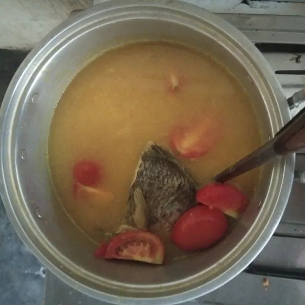 Masukkan ikan patin dan tomat yang telah dipotong menjadi 4 bagian. Tunggu hingga mendidih