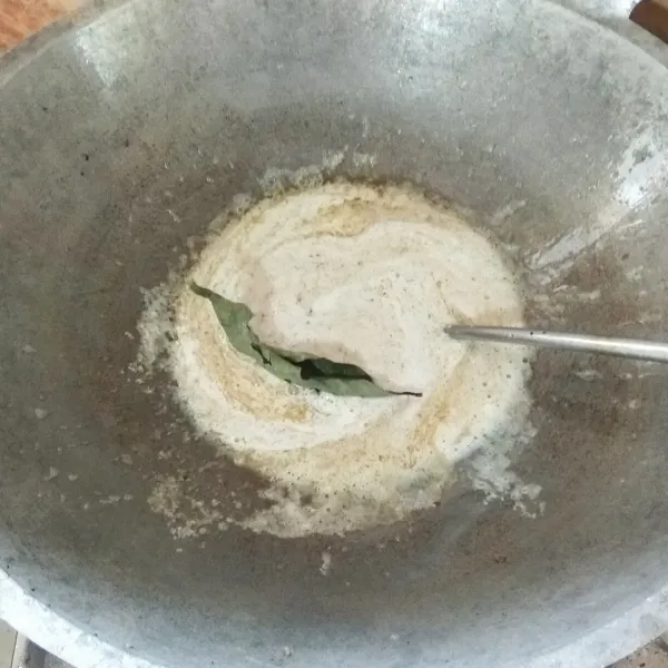 Panaskan minyak, tumis bumbu halus, dan daun salam hingga harum dan airnya menyusut.