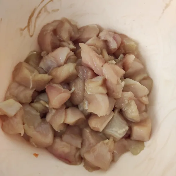 Marinasi daging ayam yang sudah dipotong dadu dengan saus lada hitam lalu tambahkan lada, garam, dan air perasan jeruk nipis selama 5-10 menit.