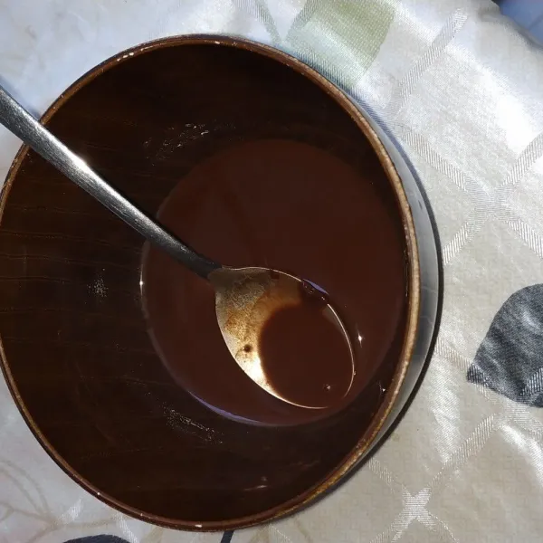 Larutkan coklat bubuk dengan air panas.