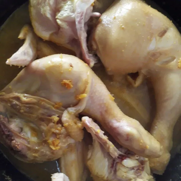 Masukkan ayam .Tuang air secukupnya, masak dengan api sedang.