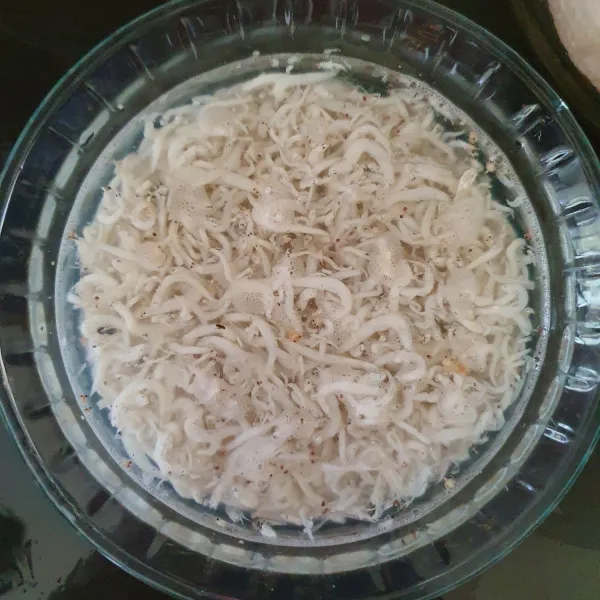 Rendam teri dalam air hangat, tiriskan.