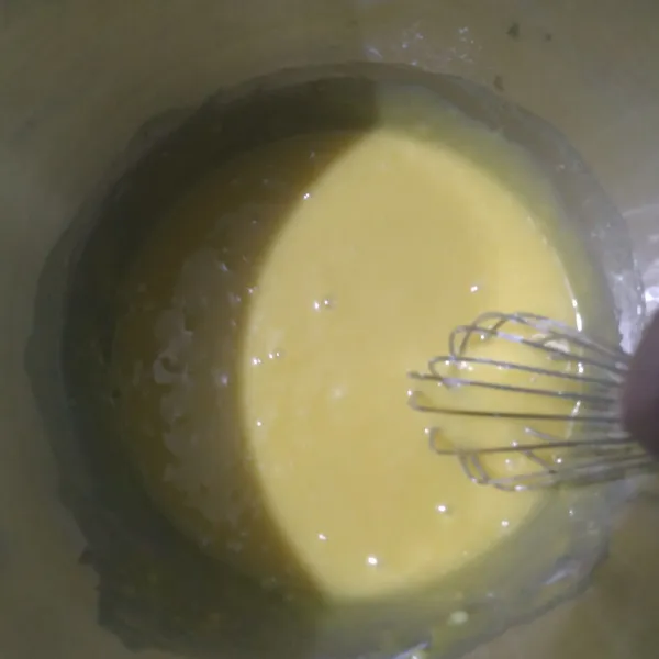 Masukkan gula halus dan mentega aduk-aduk sampai rata gunakan whisk lalu masukkan telur, garam, tepung, vanili aduk sampai rata.