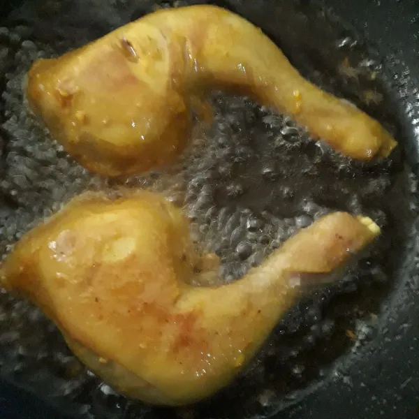 Panaskan minyak masukan ayam ungkep. Goreng sampai matang kekuningan