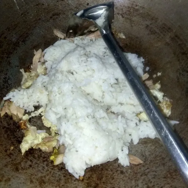 Masukkan nasi putih dingin, aduk-aduk.