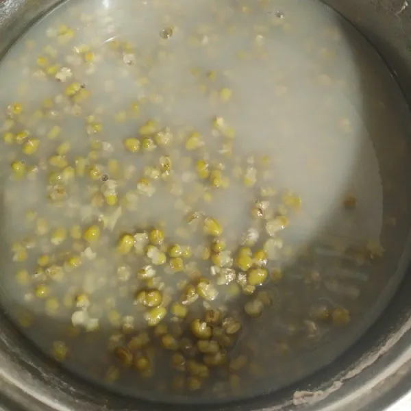 Rebus kacang hijau dengan 1 liter air, setelah mendidih masak selama 7 menit lalu matikan api. Diamkan selama 30 menit tutup panci (jangan dibuka-buka), setelah 30 menit rebus kembali kacang hijau selama 5 menit