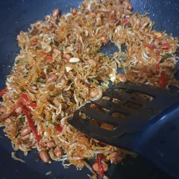 Masukkan kacang, masak sampai tercampur rata.