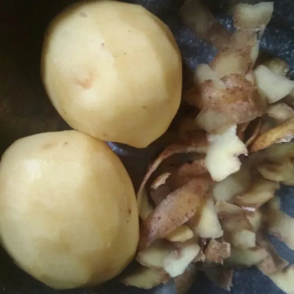 Cuci bersih kentang lalu kupas kulitnya.