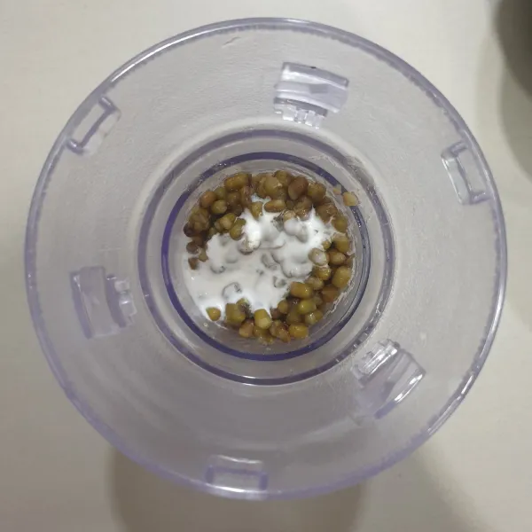 masukan kacang hijau kedalam blender tuangkan santan instan, blender hingga halus.