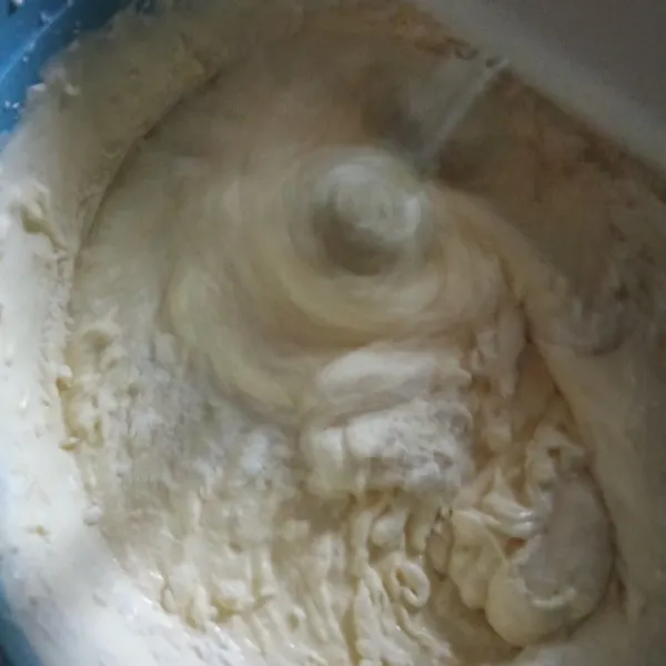 Masukkan tepung terigu sedikit demi sedikit hingga tercampur rata.