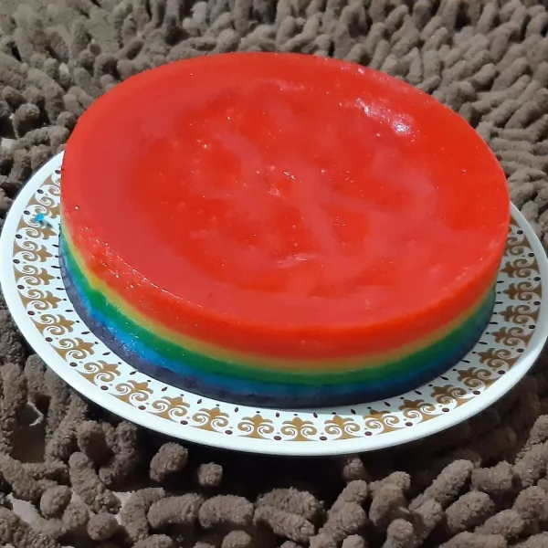 Letakan kue lapais di atas piring saji. Potong kue lapis sesuai selera. Kue lapis rainbow maizena siap dihidangkan.