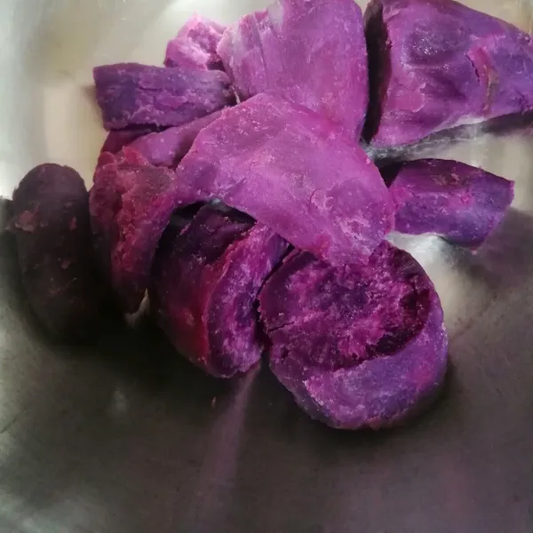 Kukus ubi sampai matang, biarkan hangat lalu kupas kulitnya dan langsung di haluskan menggunakan garpu.