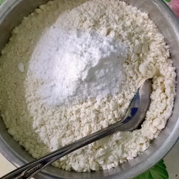 Aduk dan ayak tepung, baking soda, dan vanilli