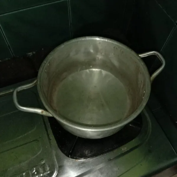 Di panci lain, rebus air sampai panas, gak perlu sampe mendidih kok.