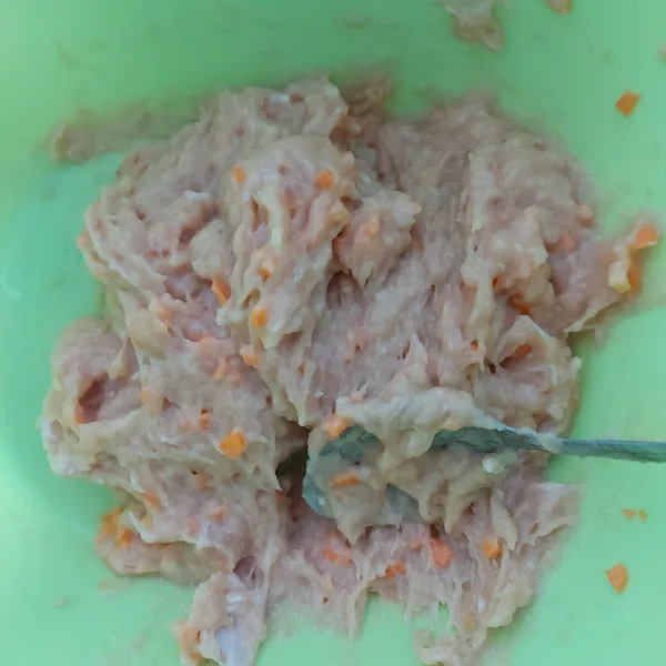 Campur adonan yang sudah diblender dengan tepung tapioka dan wortel yang sudah dipotong kecil kecil, aduk hingga rata.