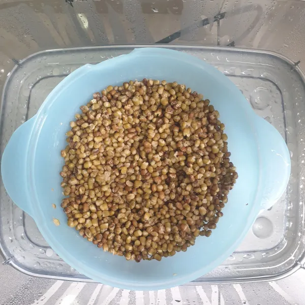 Rendam Kacang Hijau selama semalaman, tiriskan dan kukus selama 45 Menit/sampai lembut. angkat.