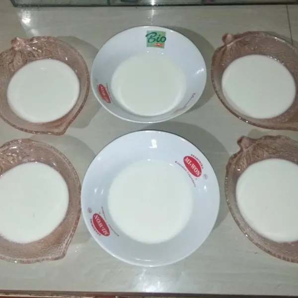 Bagi adonan ke dalam 6 mangkuk sama banyaknya.