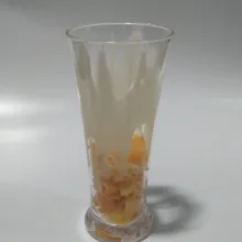Beri susu kental manis.