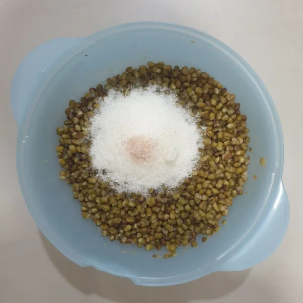 masukan gula pasir dan garam halus Aduk sampai tercampur rata.