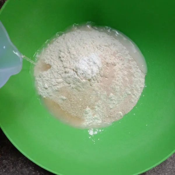 dalam wadah campur tepung terigu, baking powder, ragi, gula, dan air. uleni sampai kalis.