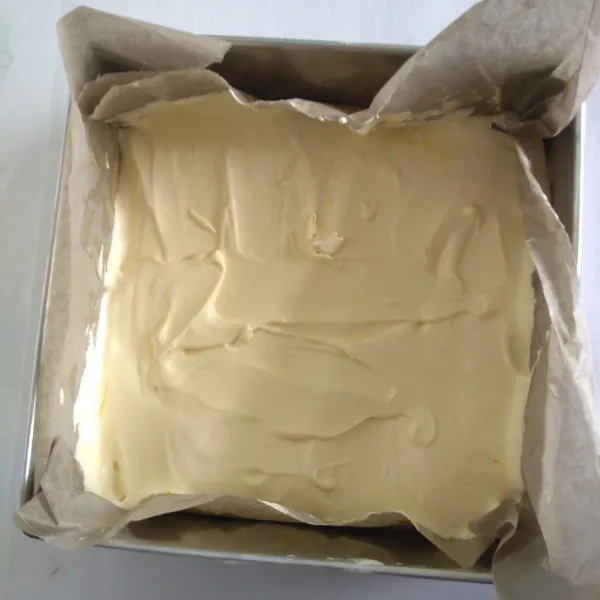 Masukkan ke loyang yg sudah diberi kertas roti yg sudah di oles margarin, ratakan (ukuran loyang 20 x 20).
